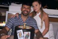 La celebración inició de una forma más discreta, junto a su novia, para continuar con una divertida fiesta temática.