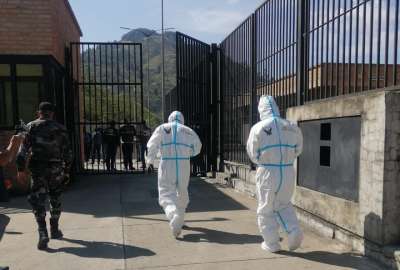 Personal de la Polic&iacute;a ingresa a la c&aacute;rcel de Turi para el levantamiento del cad&aacute;ver.