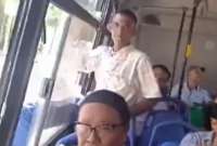 Un hombre se lanz&oacute; por la ventana al no recibir monedas en un bus. 