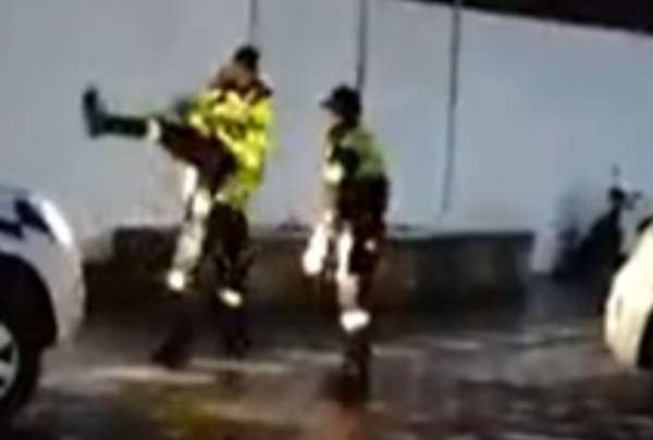 Agentes de Tr&aacute;nsito de Ibarra se dieron golpes en la v&iacute;a p&uacute;blica