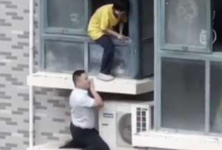 China: Hombre trep&oacute; un edificio para salvar a una ni&ntilde;a de un incendio