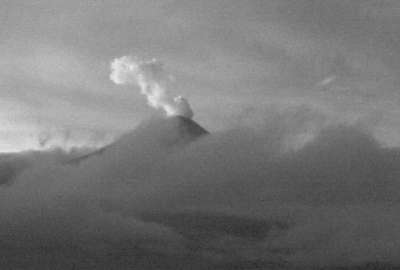 Volc&aacute;n Cotopaxi genera nube de gas y ceniza