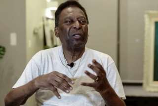 Pel&eacute; permanece internado con medicamentos paliativos en el hospital