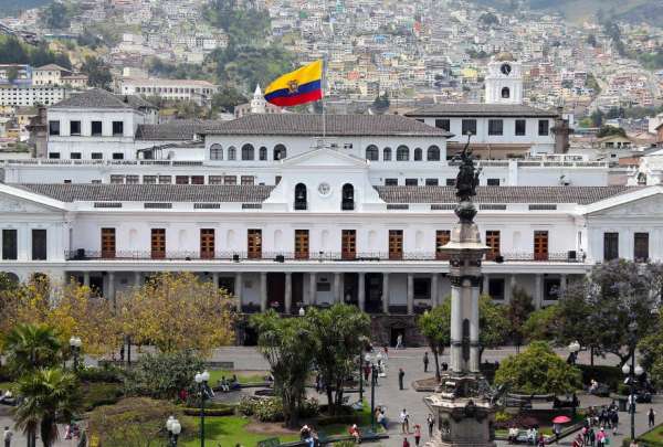 El secretario General de la Administraci&oacute;n P&uacute;blica, Arturo F&eacute;lix Wong, present&oacute; la denuncia ante la Fiscal&iacute;a.