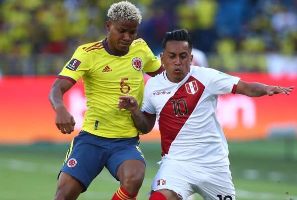 Cristian Cueva (der.) busca el bal&oacute;n ante la marca del colombiano Wilmar Barrios