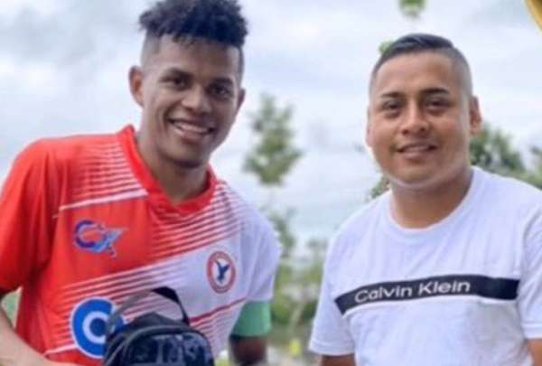 Romario Bola&ntilde;os (izq.) pos&oacute; con la camiseta de su nuevo club, &Aacute;guilas.