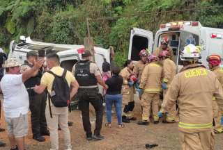 Tres fallecidos tras volcarse una furgoneta; hay m&aacute;s de una docena de heridos