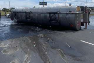 Volcamiento de tanquero provoca derrame de combustible y cierre vial en Tababela