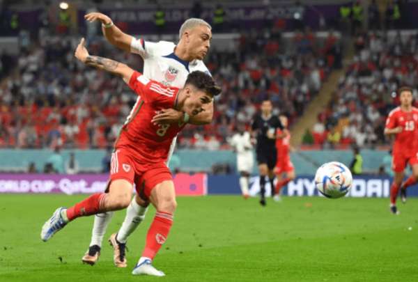 Sergi&ntilde;o Dest (izq.), de Estados Unidos, marca a Harry Wilson, de Gales, en Al Rayyan.