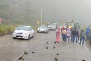 Cierre de un carril de la v&iacute;a Cuenca-Molleturo-El Empalme