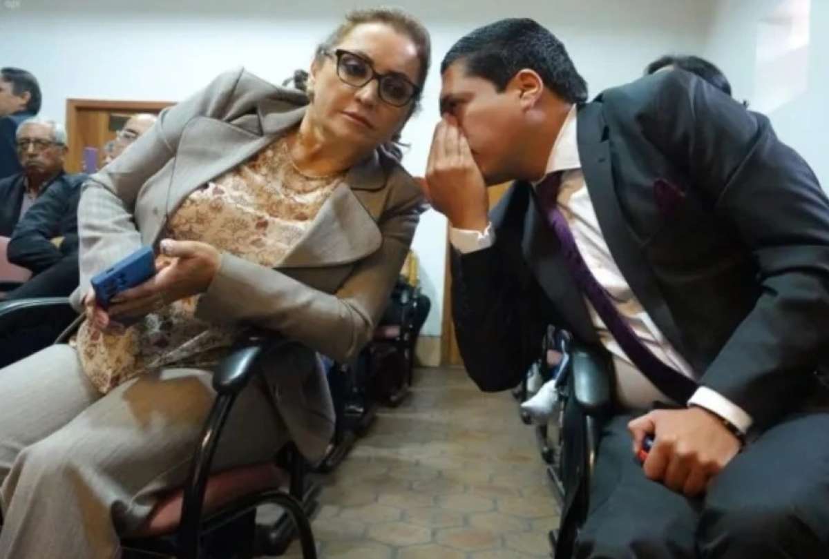 El asambleísta Adrián Castro expuso el documento emitido por Contraloría sobre la asistencia de Rosa Argudo a su jornada laboral en el IESS de Cuenca.