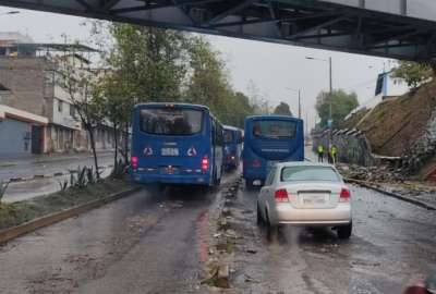 La AMT Quito inform&oacute; sobre el cierre de una v&iacute;a en el sur por la ca&iacute;da de un muro en medio de las lluvias.