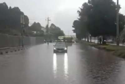 Lluvias provocan la acumulaci&oacute;n de agua en la av. Mariscal Sucre en Quito