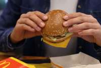 Un brote relacionado con las hamburguesas Quarter Pounder afecta a varios estados, mientras McDonald’s retira productos.
