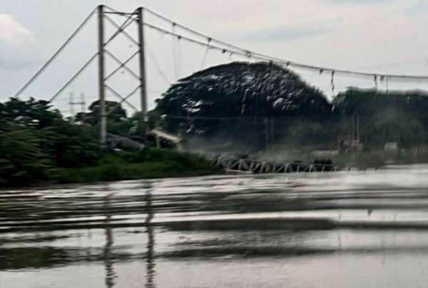 Colapso del puente Gonzalo Cornejo en Daule deja veh&iacute;culos ca&iacute;dos al r&iacute;o