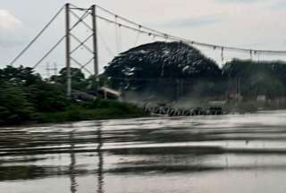 Colapso del puente Gonzalo Cornejo en Daule deja veh&iacute;culos ca&iacute;dos al r&iacute;o
