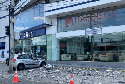 La carrocer&iacute;a de un veh&iacute;culo todoterreno qued&oacute; da&ntilde;ada, tras el colapso de una estructura.