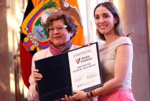 Ivonne N&uacute;&ntilde;ez, ministra de Trabajo y Sonsoles Garc&iacute;a, ministra de la Producci&oacute;n, en la presentaci&oacute;n del Sello Violeta en Guayaquil