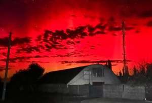 Aurora boreal escarlata es captada en fotograf&iacute;as en Europa del Este