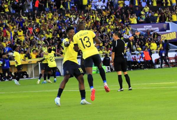&Eacute;nner Valencia (der.) festeja el gol de Ecuador junto a John Mercado. 