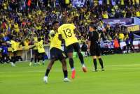 Énner Valencia (der.) festeja el gol de Ecuador junto a John Mercado.