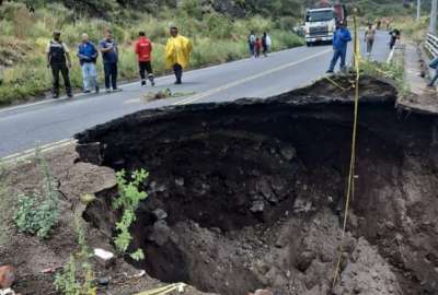 Una parte de la carretera Ba&ntilde;os-Pelileo se desprendi&oacute; debido a un posible derrumbe. 