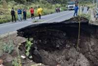 Una parte de la carretera Baños-Pelileo se desprendió debido a un posible derrumbe.
