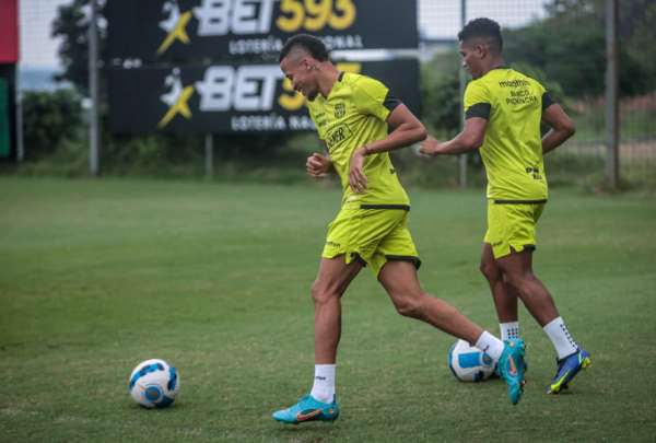 Byron Castillo controla el bal&oacute;n durante el entrenamiento de Barcelona, en Guayaquil