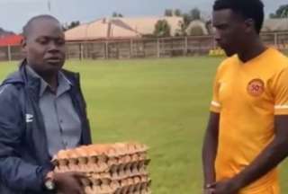Futbolista recibi&oacute; cinco cubetas de huevos como premio por su desempe&ntilde;o