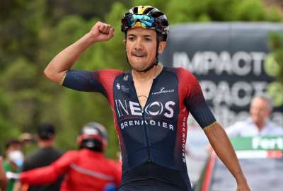Richard Carapaz festej&oacute; con champ&aacute;n, tras su triunfo en la etapa 12 de la Vuelta a Espa&ntilde;a