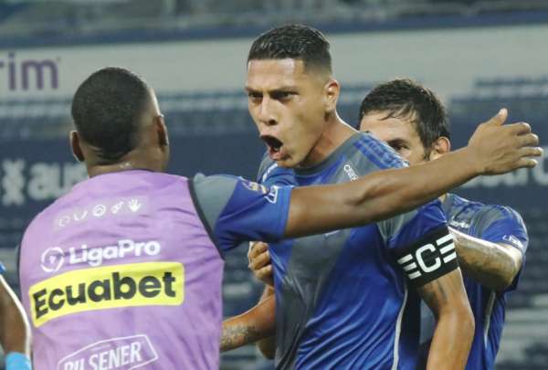 Le&oacute;n anot&oacute; el gol de la victoria azul