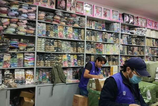 Arcsa y la Polic&iacute;a Nacional retiraron productos sin certificaci&oacute;n sanitaria del mercado en Quito.