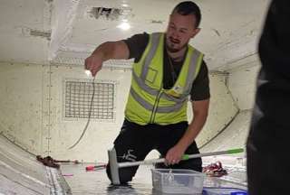 &iexcl;Terror&iacute;fico! Serpiente se cola dentro de un avi&oacute;n en Australia