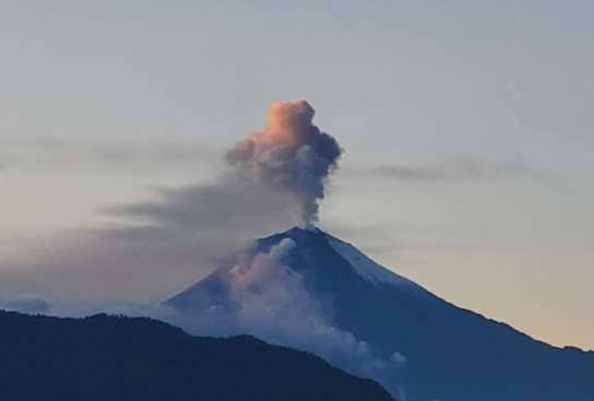 Ante la caída de ceniza volcánica, la Secretaría Nacional de Gestión de Riesgos recomendó a las personas utilizar gafas protectoras, mascarilla y ropa que cubra la mayor parte de la piel.