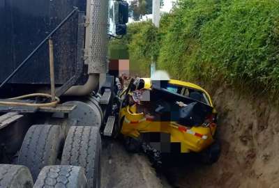 El taxi qued&oacute; destrozado, tras una colisi&oacute;n con un tr&aacute;iler a las afueras de Quito.