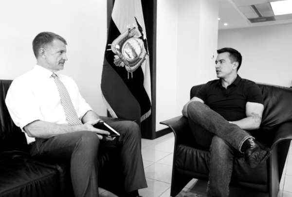 El presidente Daniel Noboa (der.) en reuni&oacute;n con Erik Prince, fundador de Blackwater. 