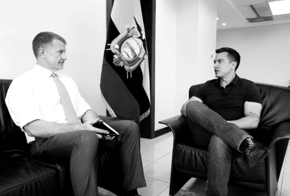 El presidente Daniel Noboa (der.) en reunión con Erik Prince, fundador de Blackwater. 