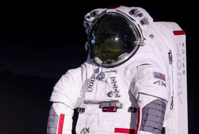 Axiom Space y Prada colaboran en la creaci&oacute;n de un innovador traje espacial que la NASA utilizar&aacute; en la misi&oacute;n Artemis 3, programada para 2026.