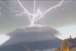 Graban descargas el&eacute;ctricas en el cr&aacute;ter del volc&aacute;n Acatenango de Guatemala