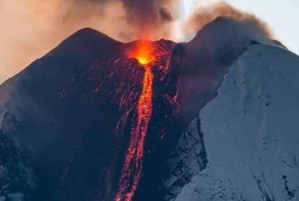 Debido a la erupci&oacute;n del volc&aacute;n Sangay, la Aviaci&oacute;n de Ecuador alert&oacute; que varios vuelos podr&iacute;an desviarse.
