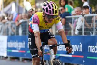 Richard Carapaz sufri&oacute; una ca&iacute;da en el Giro de Lombard&iacute;a, pero se recuper&oacute; y termin&oacute; octavo