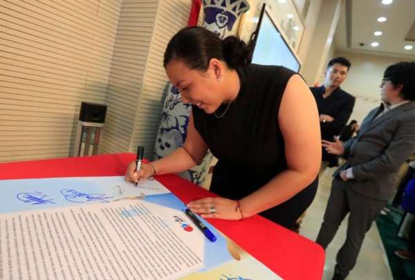 La encargada de Negocios interina de la Embajada de China, Wei Lin, despide a los 40 estudiantes ecuatorianos que viajar&aacute;n a China con becas del gobierno chino, en la sede diplom&aacute;tica en Quito.