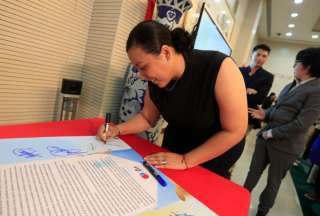 40 j&oacute;venes ecuatorianos parten a China con becas del gobierno chino