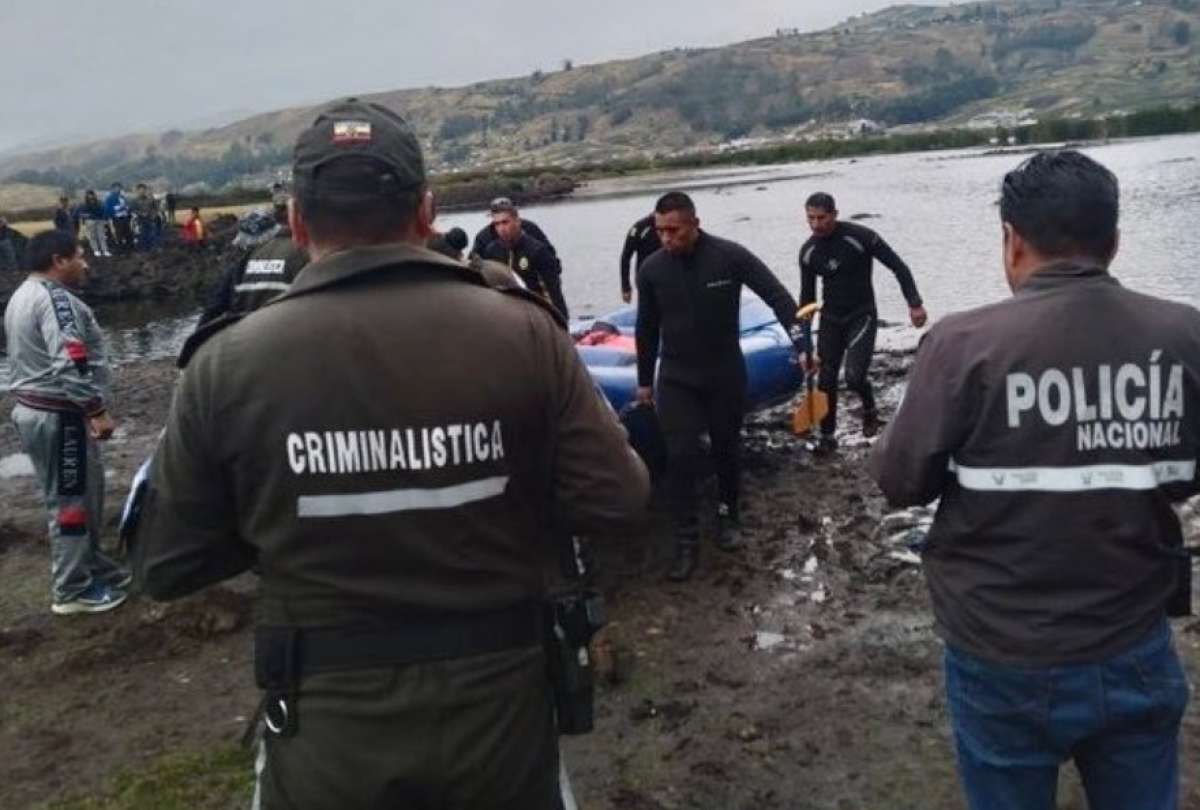 La Polic&iacute;a Nacional coordin&oacute; el rescate de 40 pasajeros, tras un naufragio en la Laguna de Colta.