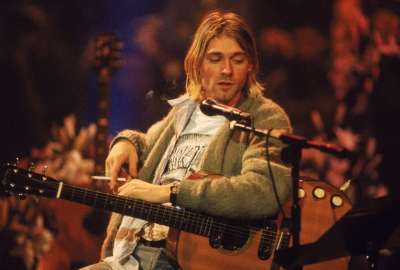 Guitarra destrozada por Kurt Cobain alcanzar&aacute; un impresionante monto en subasta