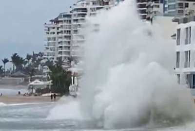 El malec&oacute;n de Salinas fue una de las zonas afectadas por los oleajes. 