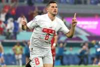 Remo Freuler festeja el tercer tanto suizo en la victoria sobre Serbia.