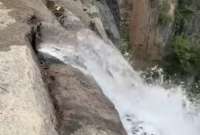 La caída de agua de 314 metros tenía una tubería conectada.