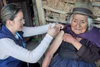Conozca si puede o no vacunarse contra la influenza y la covid-19 de forma simultánea