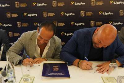 Francisco Egas (izq.) y Miguel &Aacute;ngel Loor (der.) firmaron el convenio del VAR en el f&uacute;tbol ecuatoriano. 